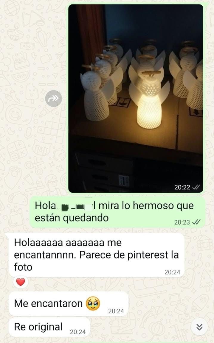 Captura de WhatsApp de Maribel sobre souvenirs ángel con luz LED